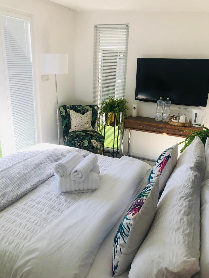 Meezee Pearl Double Bed Lodge With Free Parking Salford  Buitenkant foto