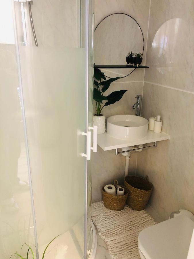 Meezee Pearl Double Bed Lodge With Free Parking Salford  Buitenkant foto
