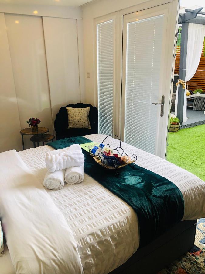 Meezee Pearl Double Bed Lodge With Free Parking Salford  Buitenkant foto