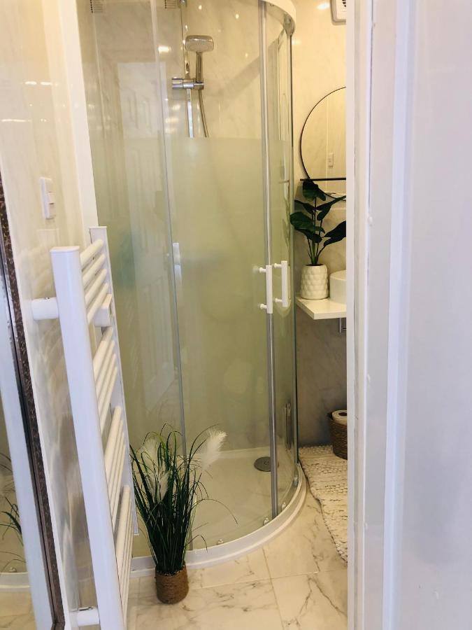Meezee Pearl Double Bed Lodge With Free Parking Salford  Buitenkant foto