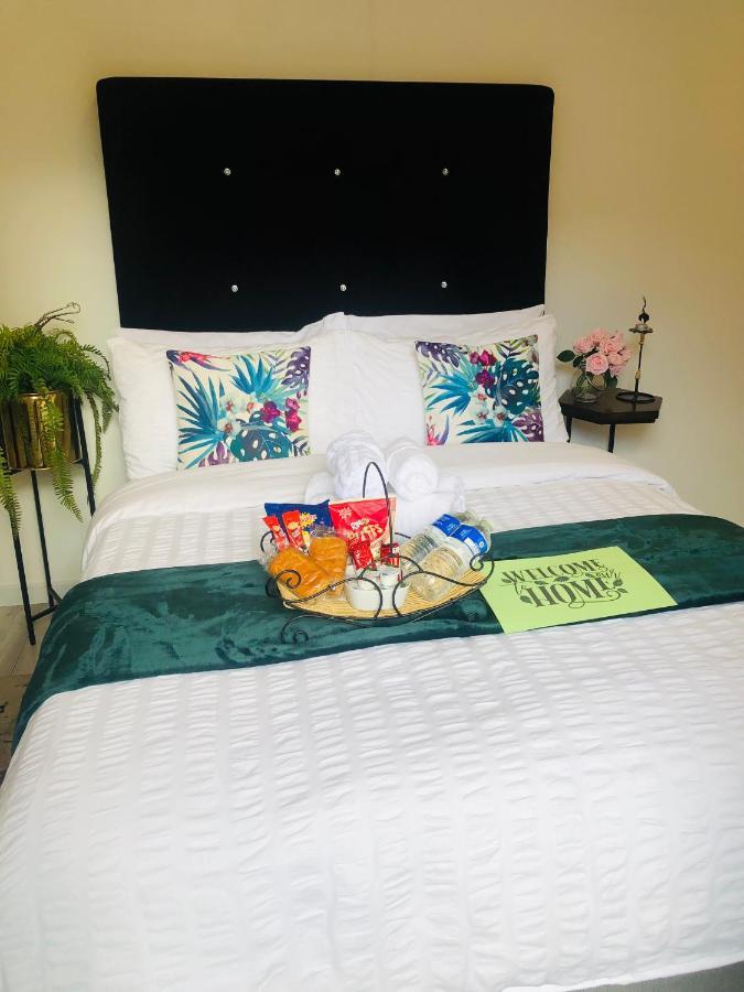 Meezee Pearl Double Bed Lodge With Free Parking Salford  Buitenkant foto