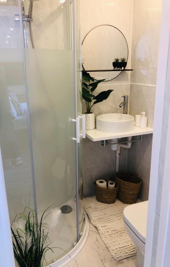 Meezee Pearl Double Bed Lodge With Free Parking Salford  Buitenkant foto