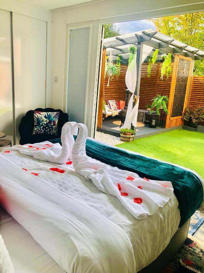 Meezee Pearl Double Bed Lodge With Free Parking Salford  Buitenkant foto