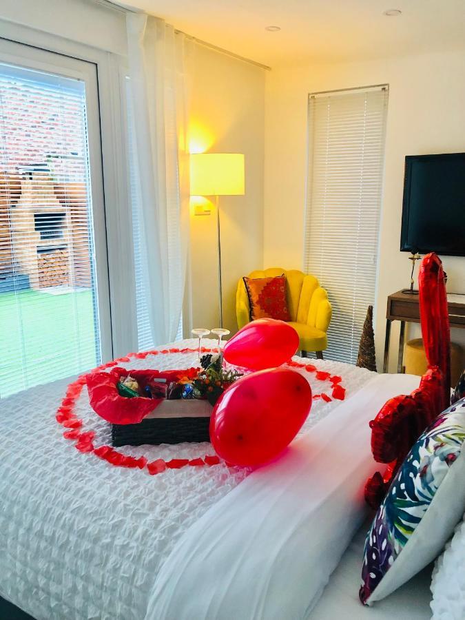 Meezee Pearl Double Bed Lodge With Free Parking Salford  Buitenkant foto