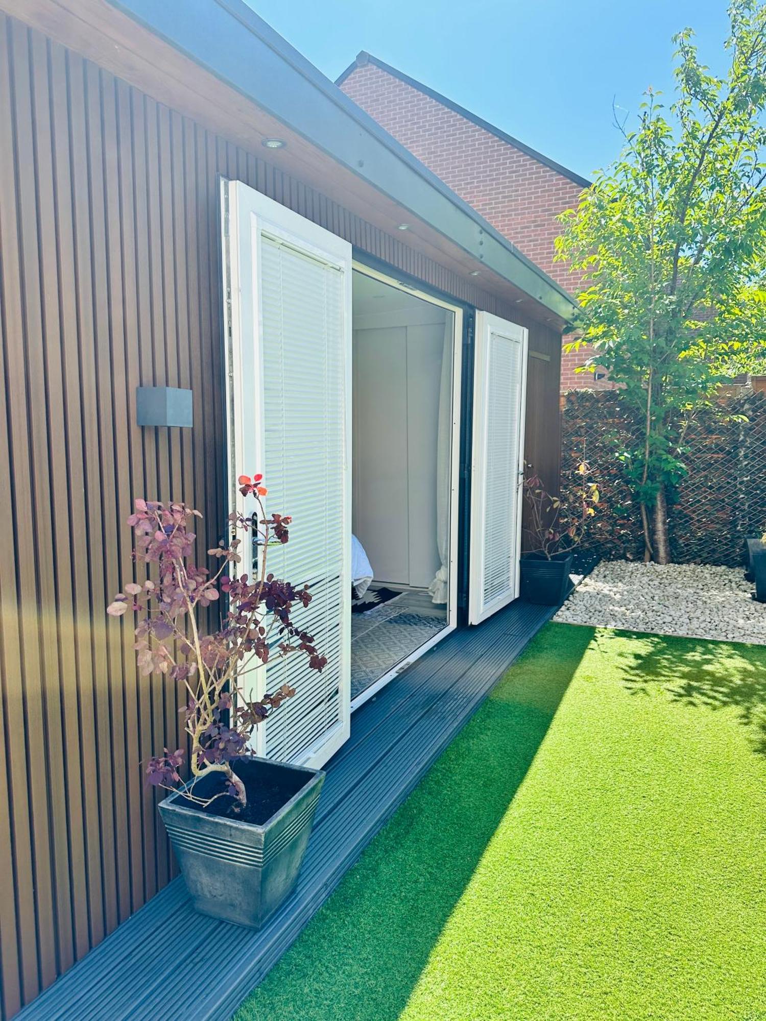 Meezee Pearl Double Bed Lodge With Free Parking Salford  Buitenkant foto